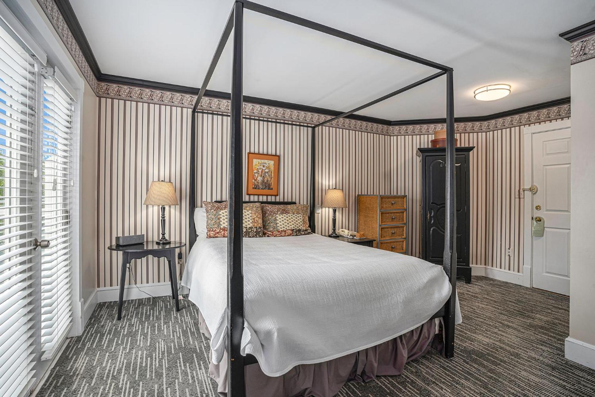 Harbor House Inn Гранд-Хейвен Экстерьер фото